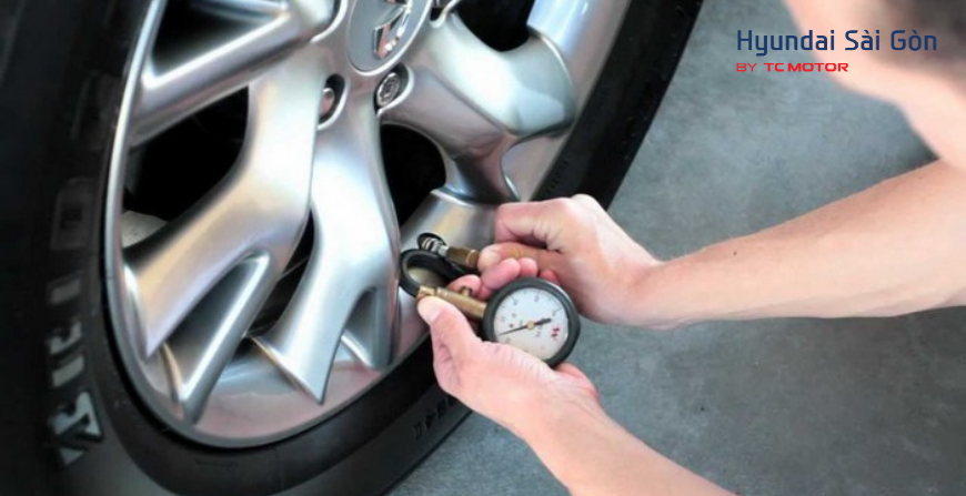 Kiểm tra áp suất lốp xe thường xe